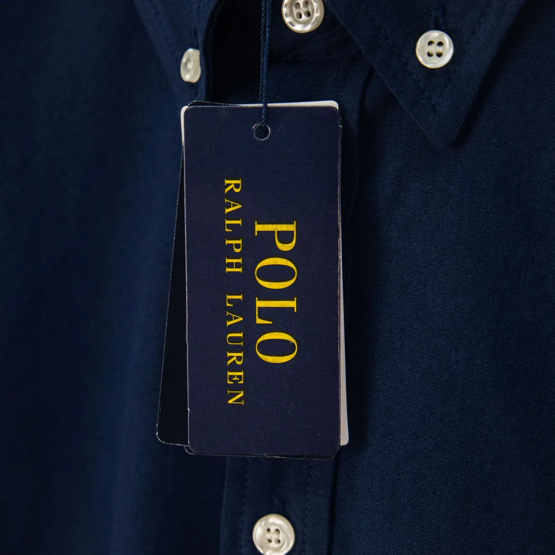 P270 zp version [Exclusive supply] Ralph Lauren/Ralph Lauren's classic evergreen single product 100 cotton Oxford spun old money style casual long-sleeved shirt. 100% restored workmanship. The entire garment is embedded with seams and clean edges. The upper back seams are reorganized for a better fit. ✅ 100 cotton Oxford spun on the face. Pre-wash treatment. The texture is tight and soft. ✅ Custom dyed original pearlescent white bottom buttons. Size partitions. ✅ Special shaped chiffon foil is included in the collar door tube. It is not easy to deform and pull. ✅ RL classic version of the Oxford shirt. The thick and crisp feeling brought by the Oxford cloth. It can be worn alone or as an outer layer. It can be worn in all seasons. It is a must-have item for the wardrobe. Get it with your eyes closed. Color: black, white, pink, blue, carbon gray, khaki, navy blue and red label, dark blue and white label (8 colors) Size: S M L XL Number: WW10967